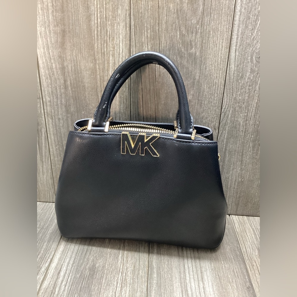 Michael kors Black Short Handle Shoulder Leather Handbag Big Emblem